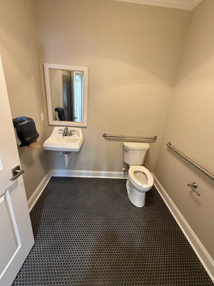 More Photos Of 1060 Garland Dr, Bogart Office For Sale