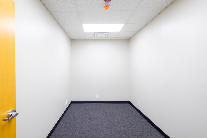 More Photos Of 1084 Industrial Dr, Bensenville Warehouse For Lease