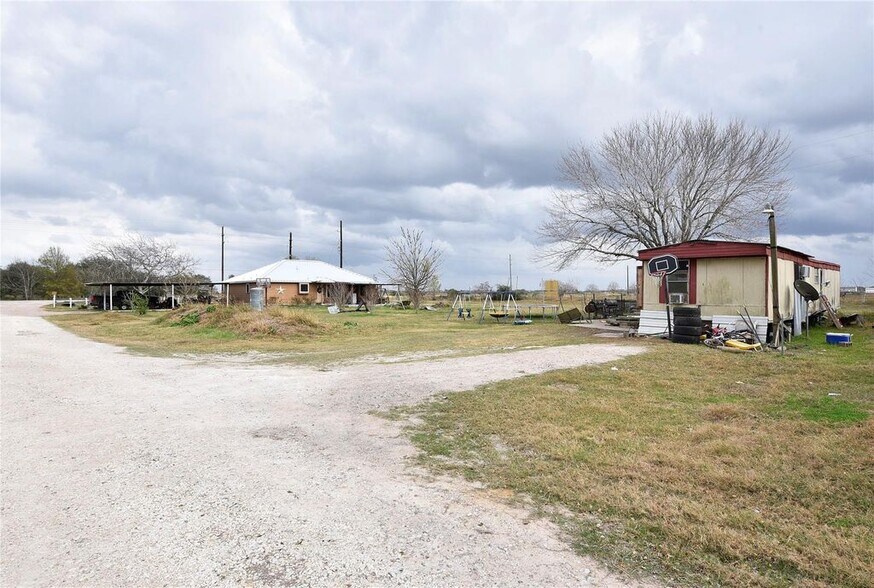 More Photos Of 6018 FM 360 Rd, Needville Trailer Camper Park For Sale