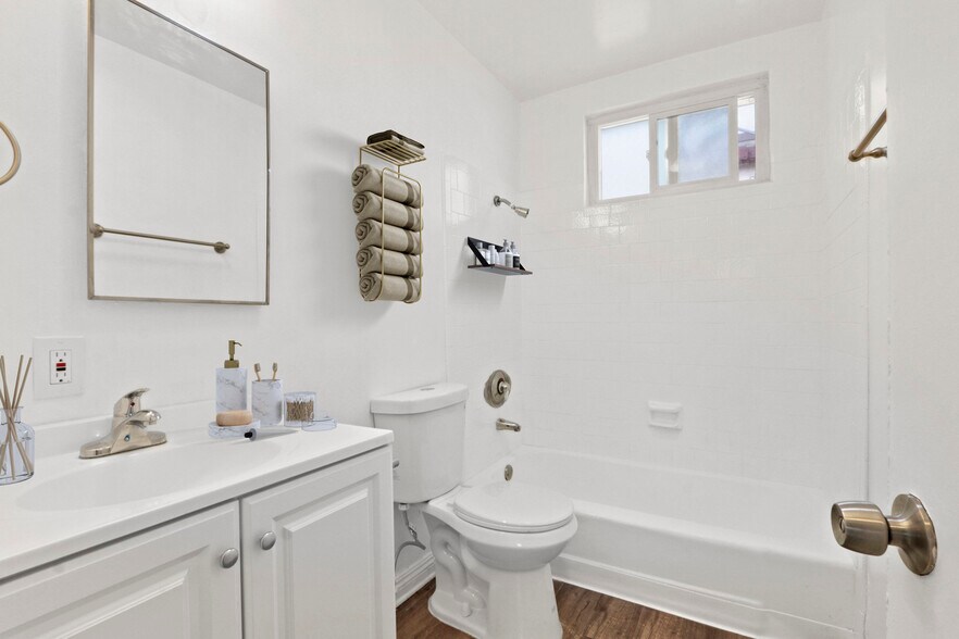 More Photos Of 473 E 55th St, Long Beach Apartments For Sale