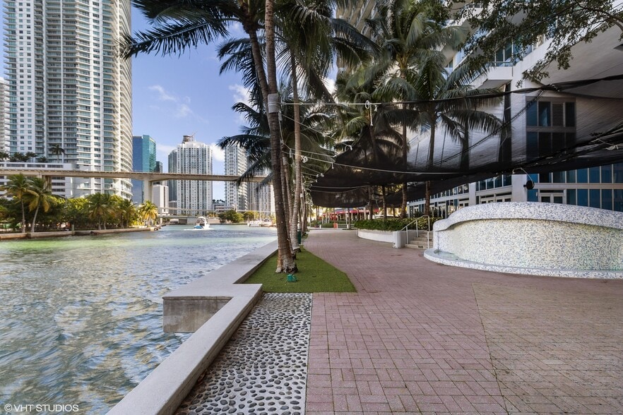 More Photos Of 175 SW 7th St, Miami Medical For Sale