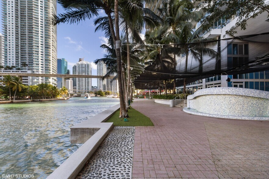 More Photos Of 175 SW 7th St, Miami Medical For Sale