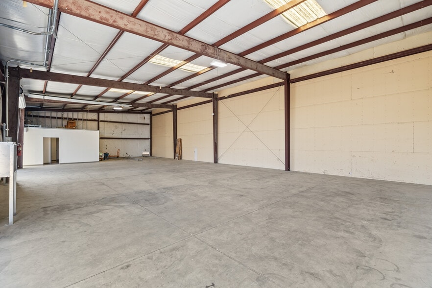 More Photos Of 138 Coremark Ct, Bakersfield Service For Lease