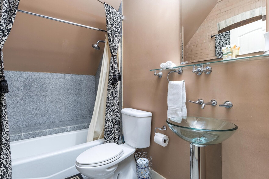 More Photos Of 950 E Grayson St, San Antonio Lodge Meeting Hall For Sale