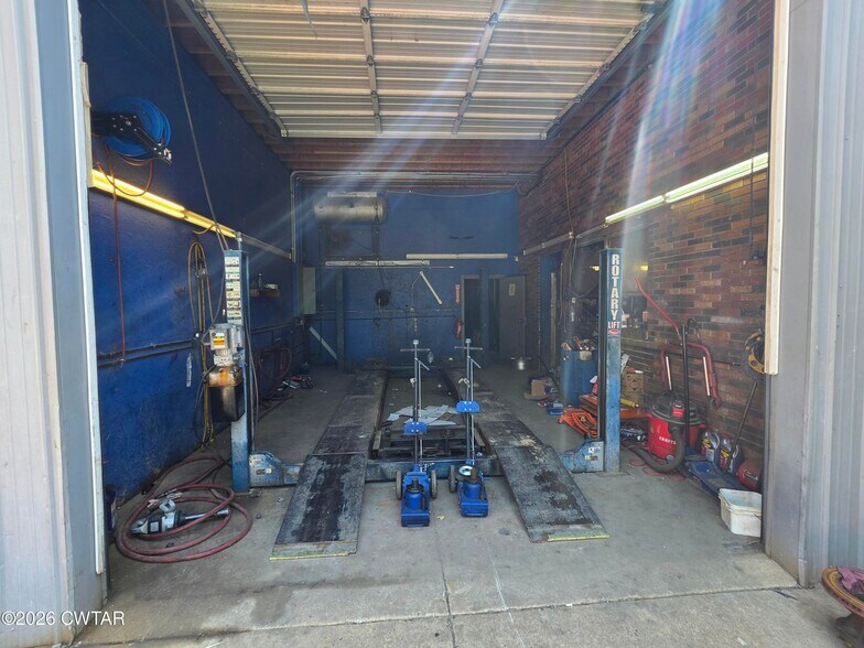 More Photos Of 1034 Mineral Wells Ave, Paris General Retail For Sale