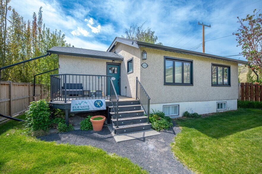 More Photos Of 313 Ross Av, Cochrane Medical For Sale