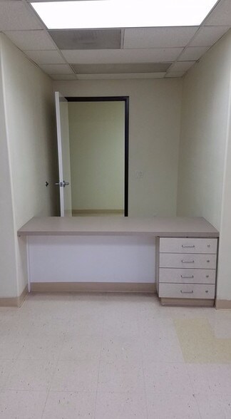 More Photos Of 2501 S Hill St, Los Angeles Office For Sale