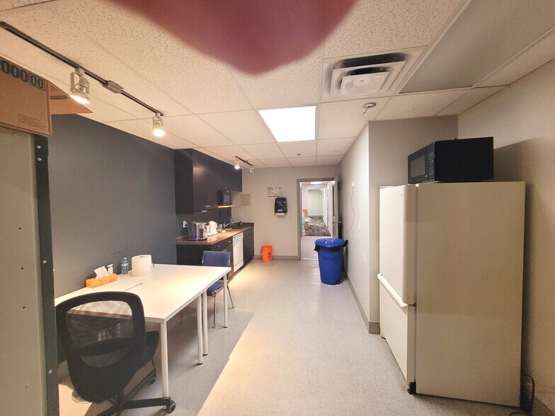 More Photos Of 4413-4433 Dawson St, Burnaby Warehouse For Lease