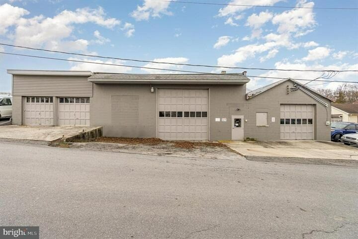 More Photos Of 122 Beech St, Carlisle Light Distribution For Lease