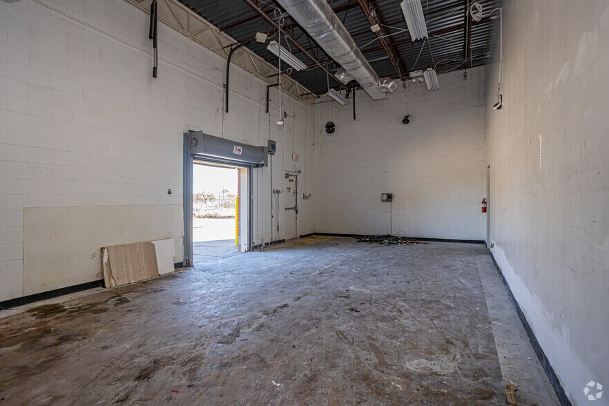 More Photos Of 5501 Crowder Blvd, New Orleans Storefront Retail Office For Lease