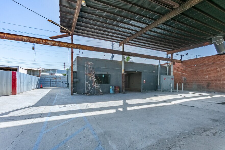 More Photos Of 9800-9820 San Fernando Rd, Pacoima Service For Lease