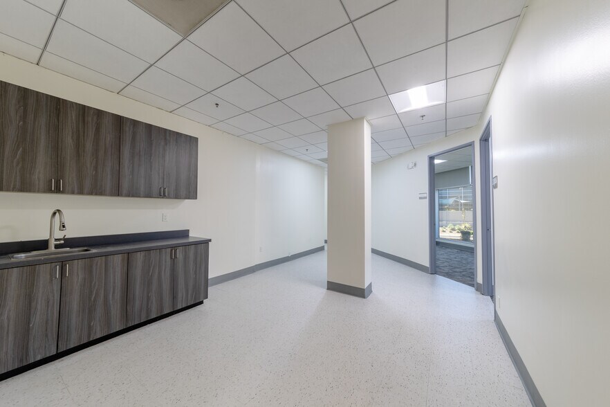 More Photos Of 10237-10239 Flanders Ct, San Diego Research And Development For Lease