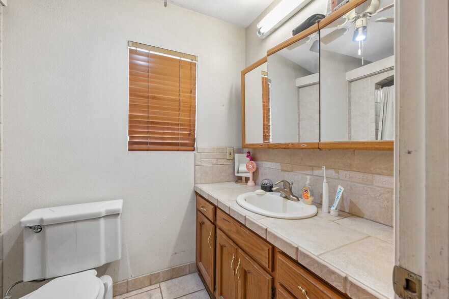 More Photos Of 909 E Noble Ave, Visalia Multifamily For Sale