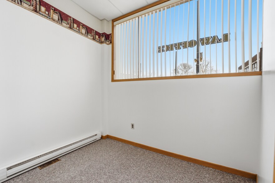 More Photos Of 29 Jarvis St, Fort Erie Office For Sale