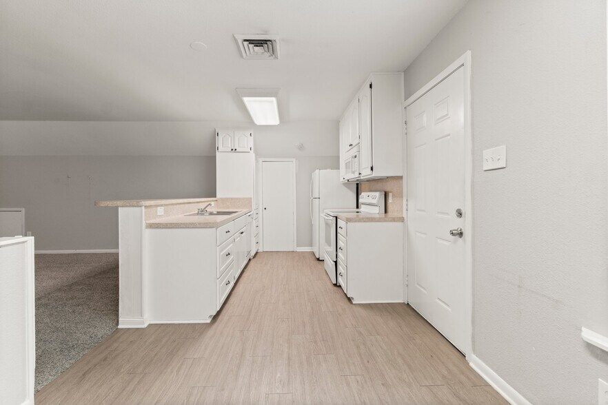 More Photos Of 2042 Teal Dr, Spring Dormitory For Sale