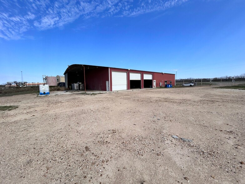 More Photos Of 2222 S Interstate 35, Pearsall Warehouse For Sale
