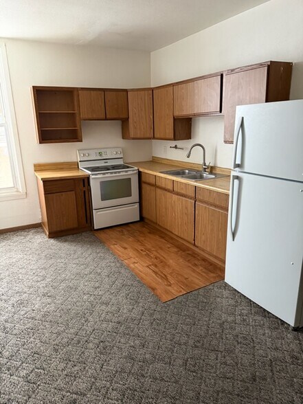 More Photos Of 318 W North Water St, New London Bar For Sale