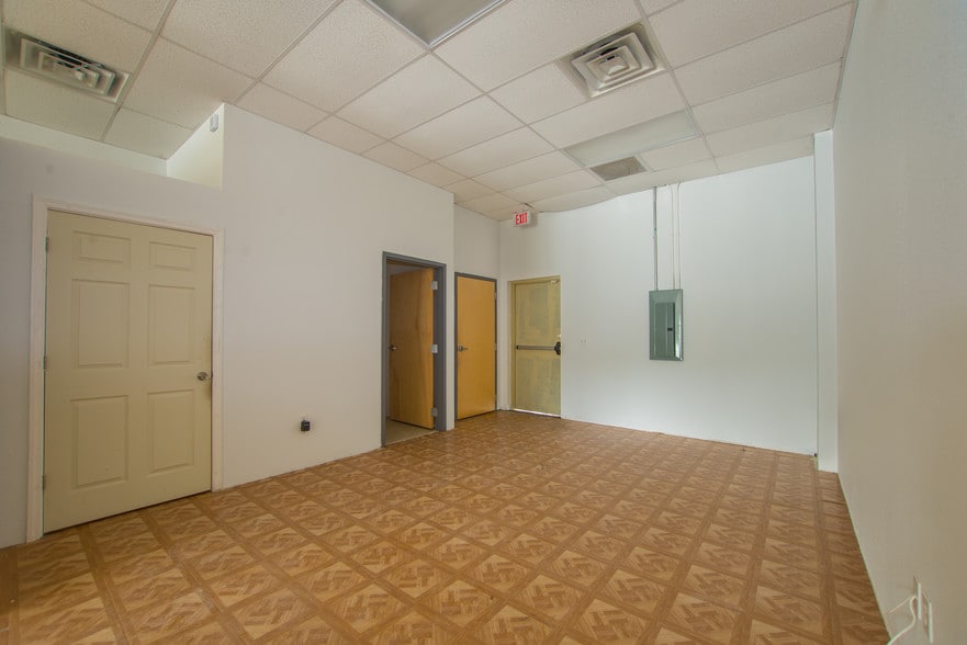 More Photos Of 3900 S Goldenrod Rd, Orlando General Retail For Lease