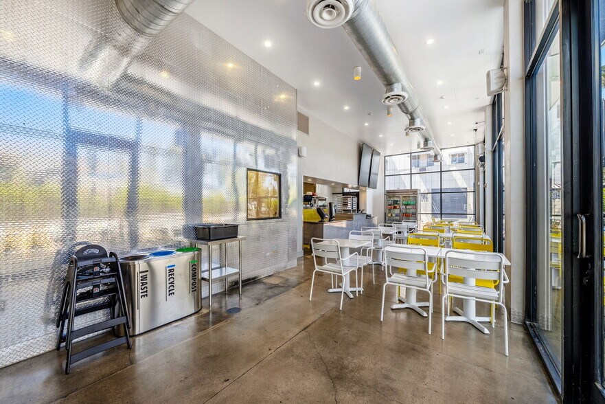 More Photos Of 465 N Fairfax Ave, Los Angeles Fast Food For Lease