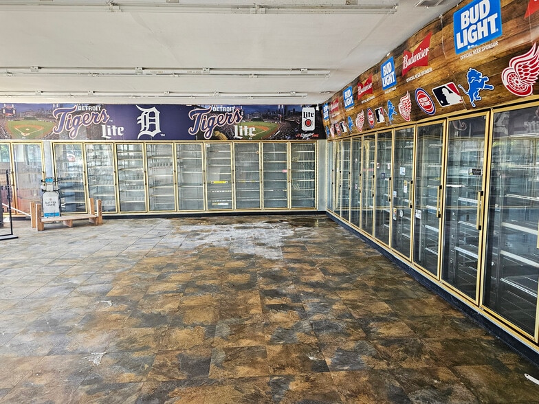 More Photos Of 2974 W Walton Blvd, Waterford Freestanding For Sale