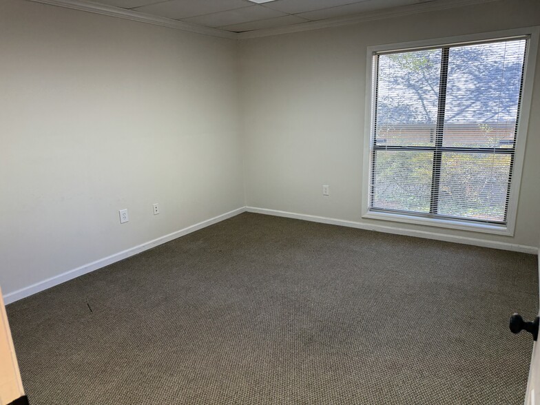 More Photos Of 875 Old Roswell Rd, Roswell Office For Sale