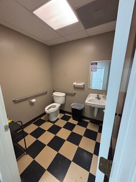 More Photos Of 108 Oak Park Dr, Irmo Office For Lease