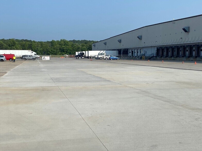 More Photos Of 212 Burlington Rd, Shannon Distribution For Lease