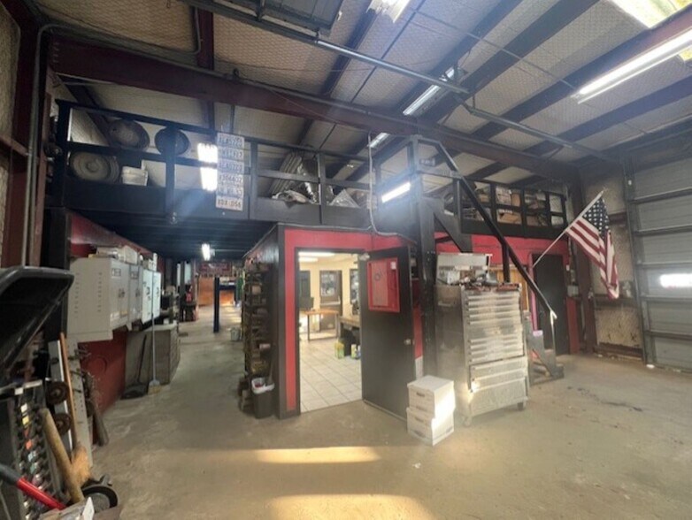 More Photos Of 1914 Cypress St, West Monroe Service For Sale