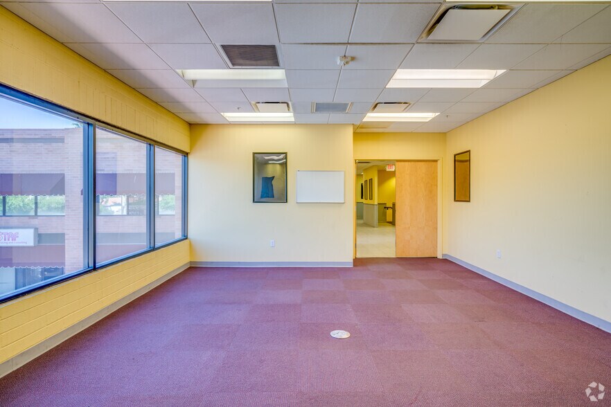 More Photos Of 2727 W Glendale Ave, Phoenix Office For Lease