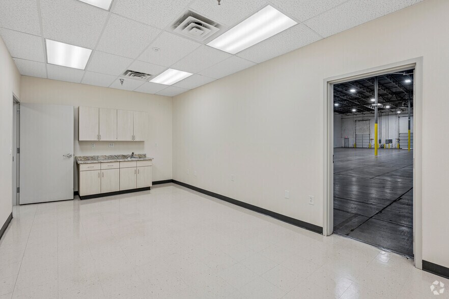 More Photos Of 420 A Pan American Dr, El Paso Unknown For Lease