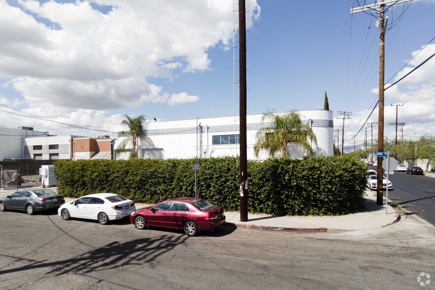 More Photos Of 15911 Arminta St, Van Nuys Manufacturing For Lease