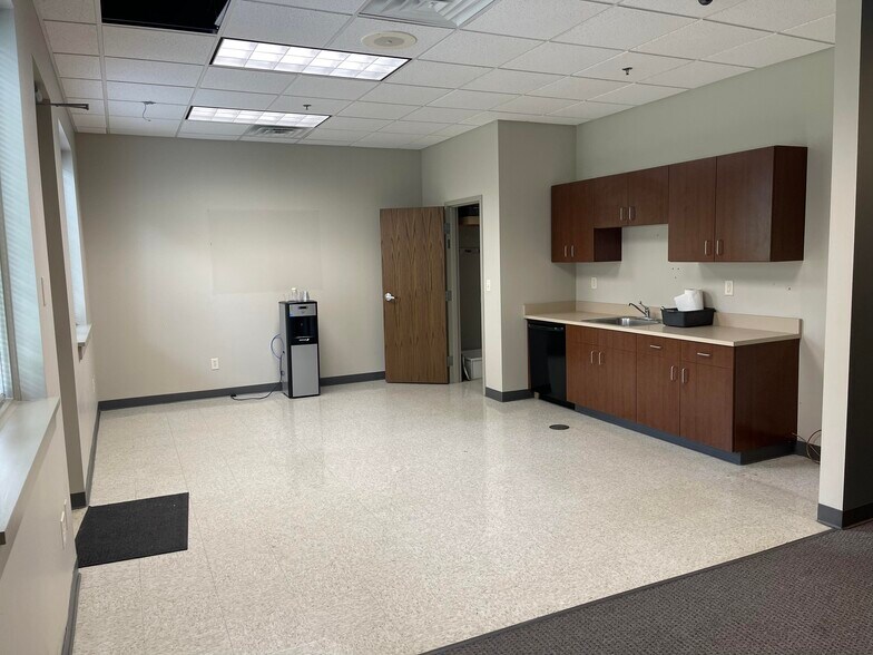 More Photos Of 303 N Hershey Rd, Bloomington Medical For Lease