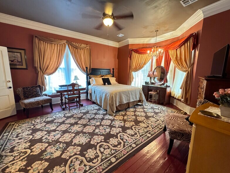 More Photos Of 224 W Chickasaw St, Tahlequah Hospitality For Sale