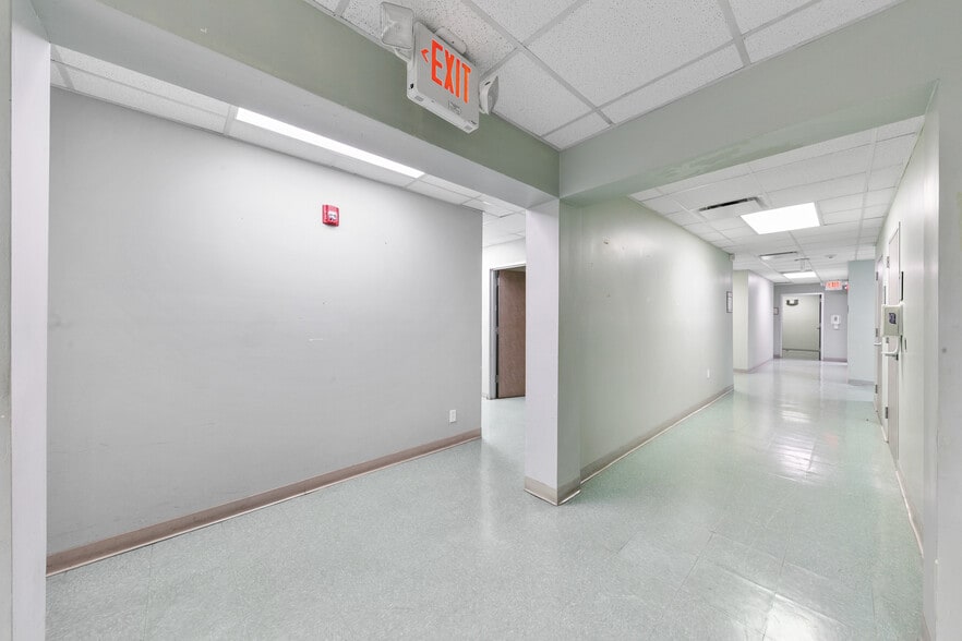 More Photos Of 3828 Avenue N, Galveston Hospital For Lease