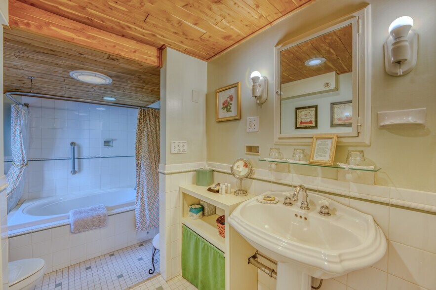 More Photos Of 80 Guider Ln, Bethlehem Hotel For Sale