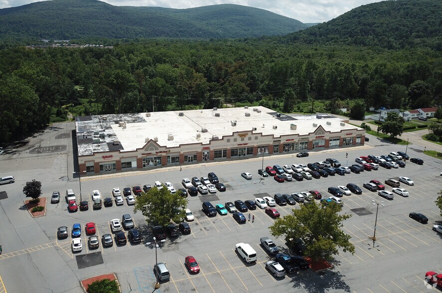 More Photos Of 982-986 Main St, Fishkill Unknown For Lease