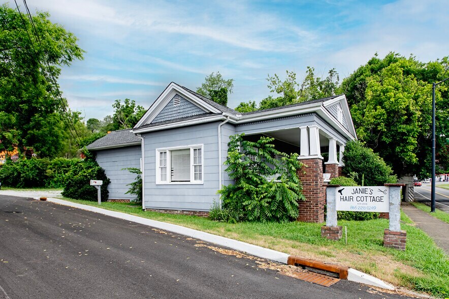 More Photos Of 400 Main St, Clinton Freestanding For Sale