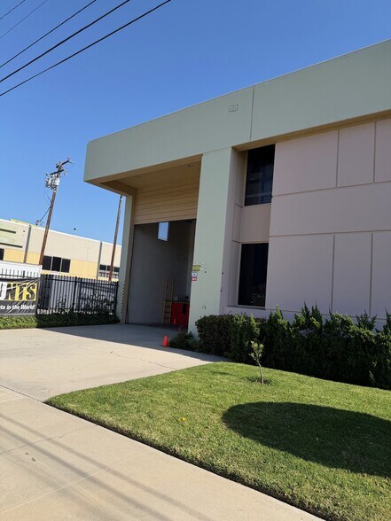 More Photos Of 20218-20220 S Hamilton Ave, Torrance Showroom For Lease