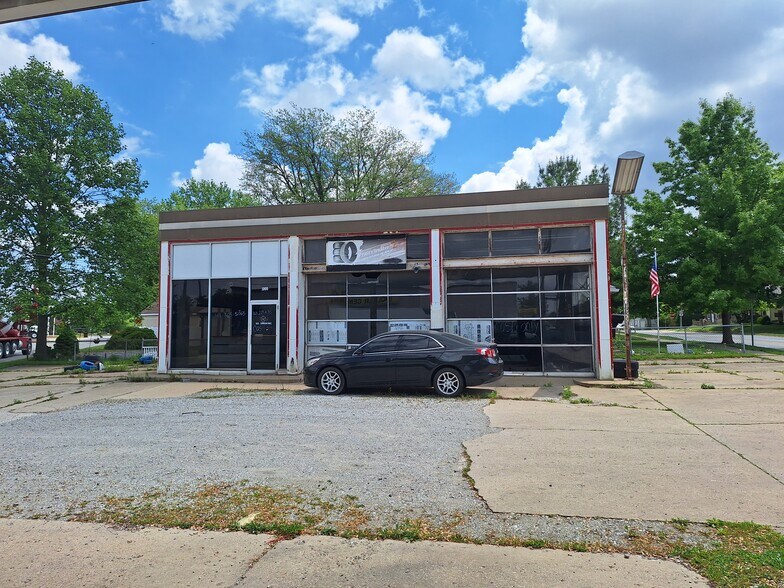 Primary Photo Of 1000 E Market St, Crawfordsville Convenience Store For Sale