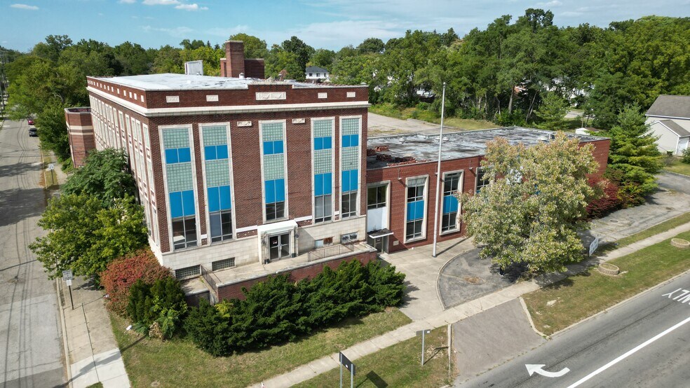 More Photos Of 131 University Dr, Pontiac Health Club For Sale