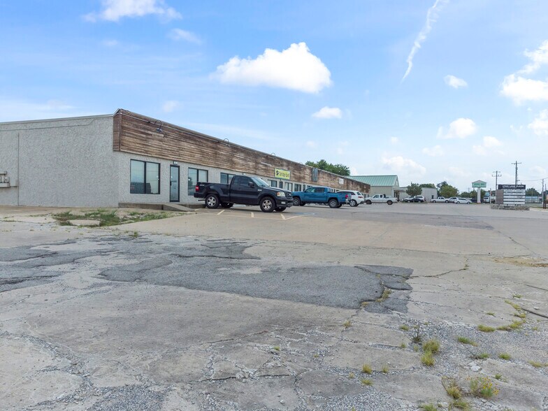 More Photos Of 800-804 S 9th St, Broken Arrow Unknown For Lease