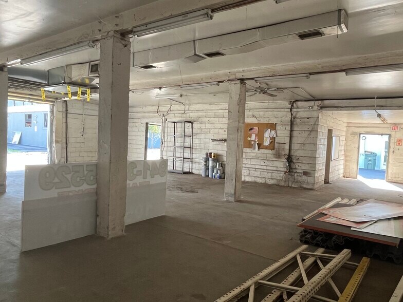 More Photos Of 814 6th Ave W, Bradenton Flex For Lease