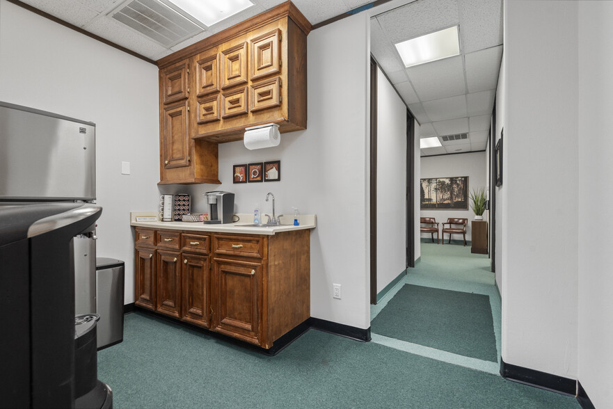 More Photos Of 1214 Stonehollow Dr, Kingwood Office For Sale