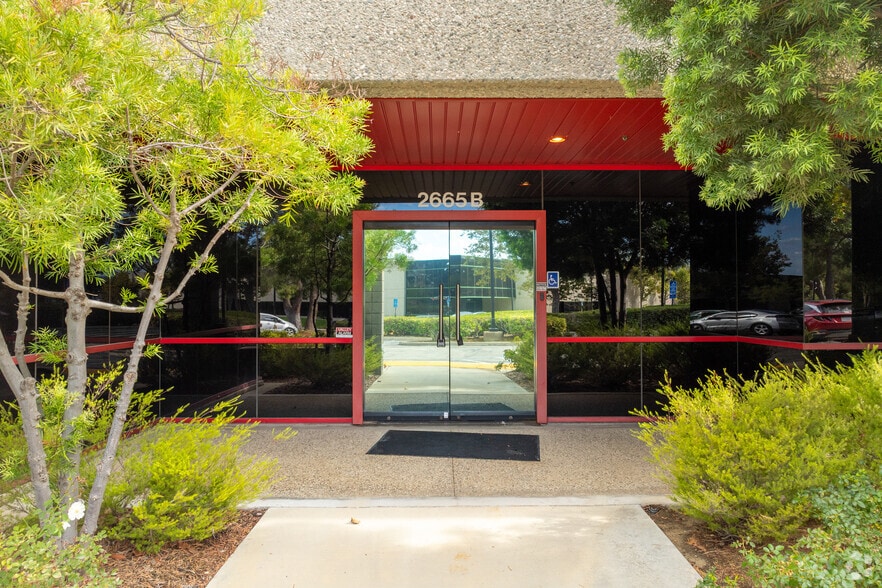 More Photos Of 2665 Park Center Dr, Simi Valley Warehouse For Lease