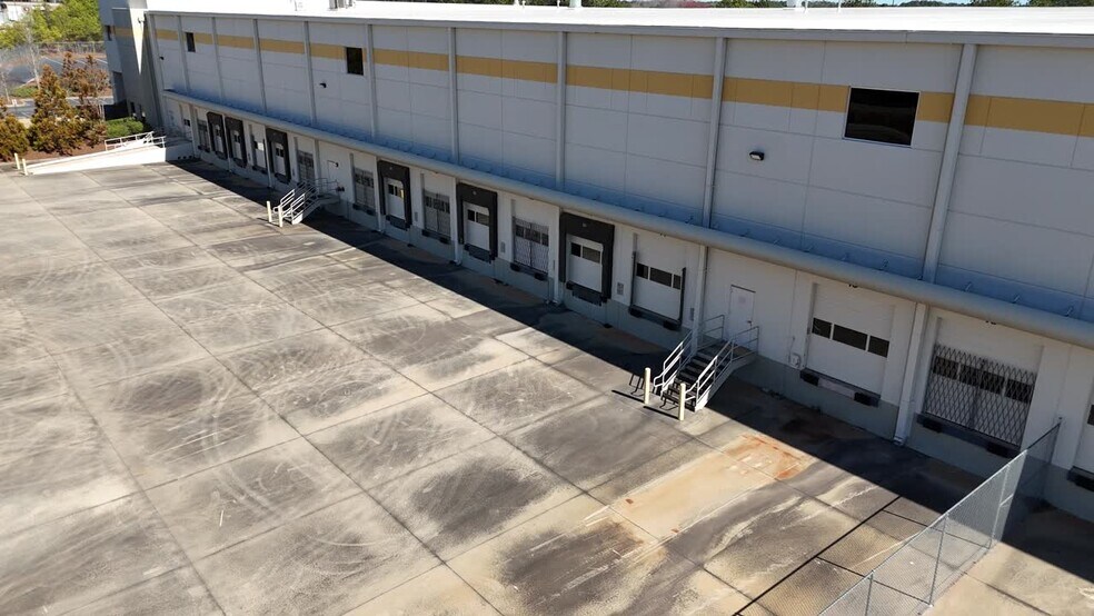 More Photos Of 237 Greenwood Industrial Ct, McDonough Distribution For Lease