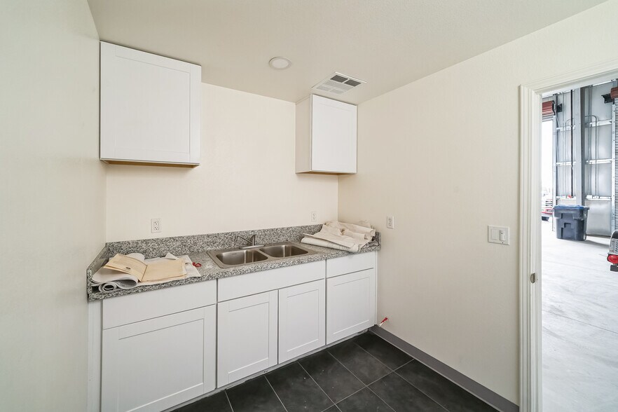 More Photos Of 2330 E Kaviland Ave, Fresno Light Manufacturing For Sale