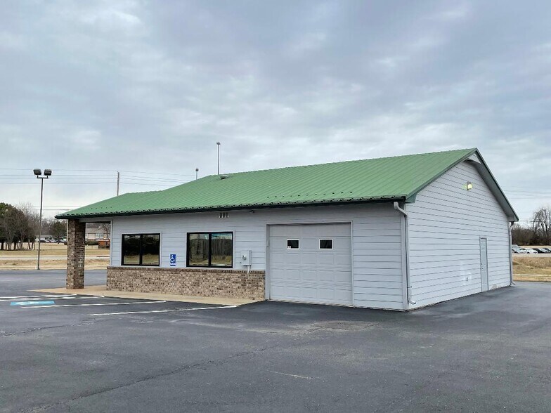 More Photos Of 3618 US Highway 59, Grove Freestanding For Lease