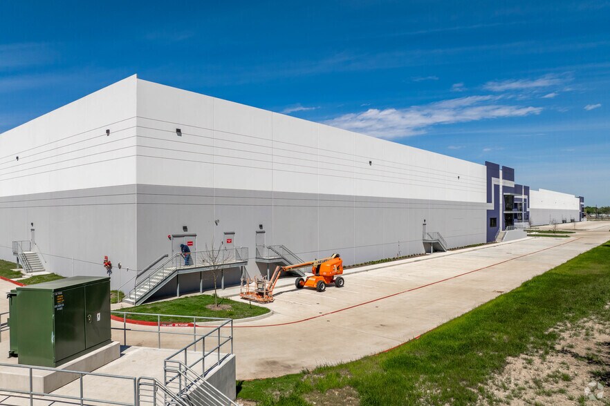 More Photos Of 7560 S Sam Houston Pky E, Houston Unknown For Lease