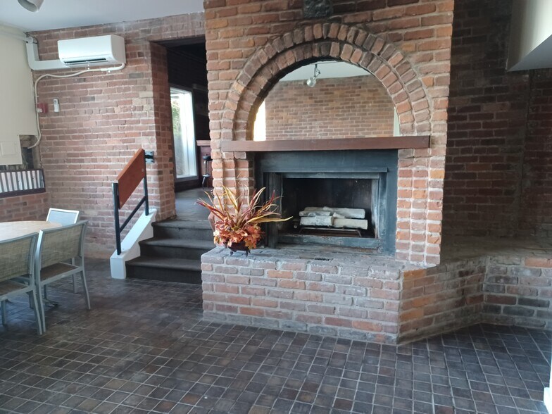 More Photos Of 215 Judiciary St, Aurora Restaurant For Sale