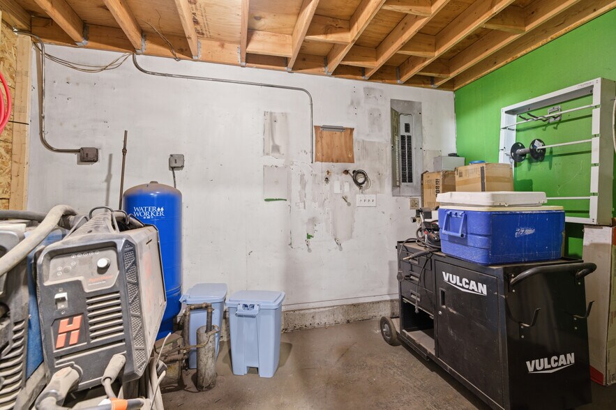 More Photos Of 11 Tyler Dr, North Franklin Showroom For Sale